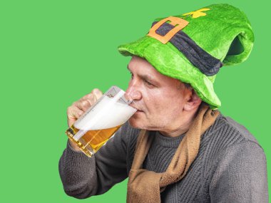 Elinde birayla Aziz Patrick.