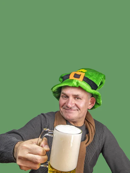 Saint Patrick med en öl i handen. — Stockfoto