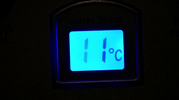 Tabla Electrónica Temperatura Del Calentamiento Del Agua Del Géiser Termómetro — Vídeos de Stock