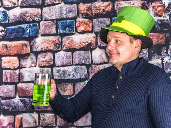 Saint Patrick med en mugg öl. — Stockfoto