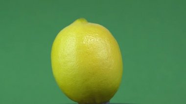 Yeşil arka planda sarı limon meyvesi. Yiyecekler. Video.