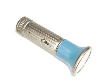 Beyaz arka plan üzerinde metal bir kasada cep el feneri.