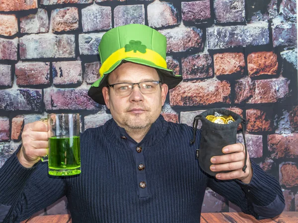 Saint Patrick med en mugg öl. — Stockfoto