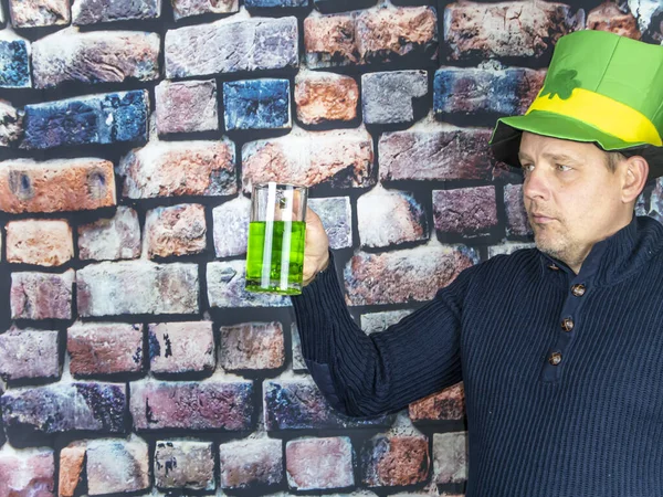 Saint Patrick com uma caneca de cerveja . — Fotografia de Stock