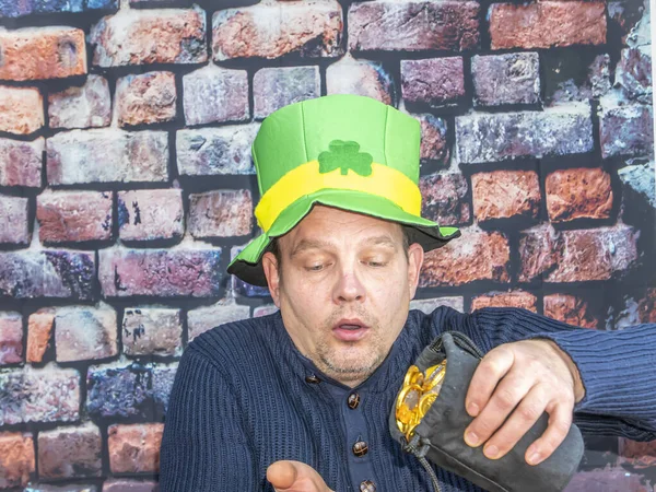 Saint Patrick med guldmynt. — Stockfoto