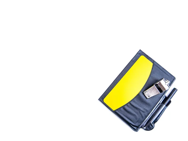 Sarı kart ve beyaz arka planda bir futbol hakemi ıslığı. — Stok fotoğraf