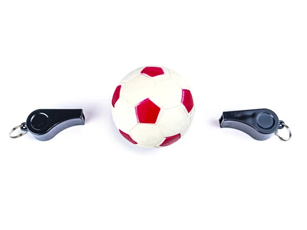 Pallone da calcio e fischio di un arbitro di calcio su sfondo bianco . — Foto Stock