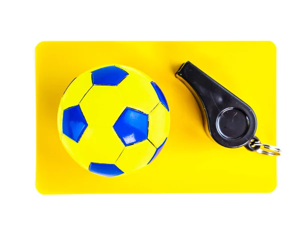Футбольный мяч и желтая карточка со свистом футбольного судьи на белом фоне . — стоковое фото