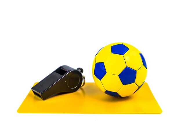 Pallone da calcio e cartellino giallo con il fischio di un arbitro di calcio su sfondo bianco . — Foto Stock