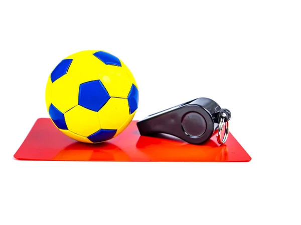 Футбольный мяч и красная карточка со свистком футбольного судьи на белом фоне . — стоковое фото