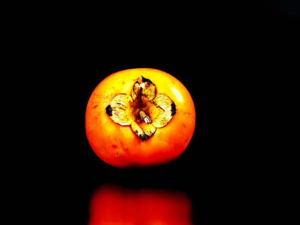 Persimmon gyümölcs fekete alapon. — Stock Fotó