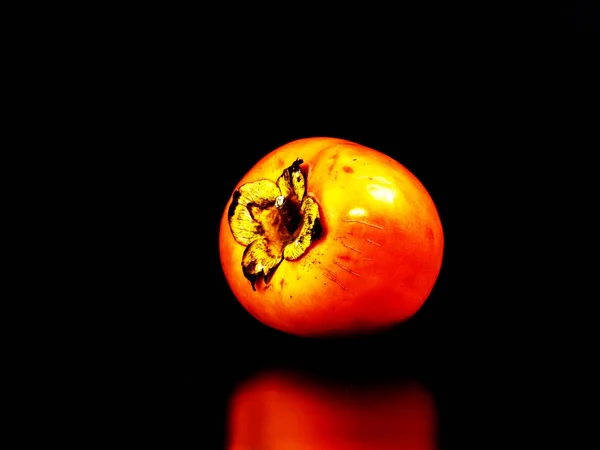 Persimmon gyümölcs fekete alapon. — Stock Fotó