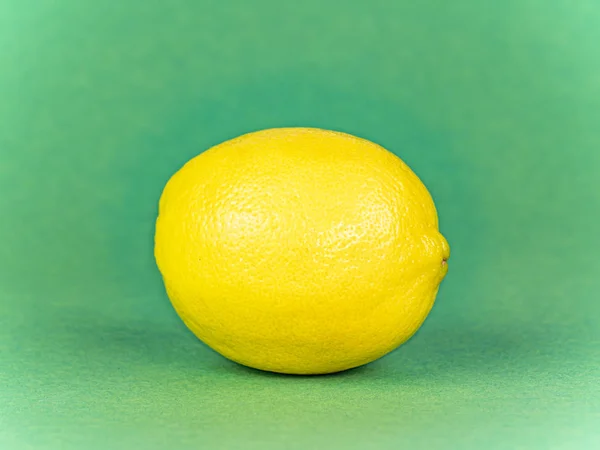 Limone giallo su sfondo verde. — Foto Stock