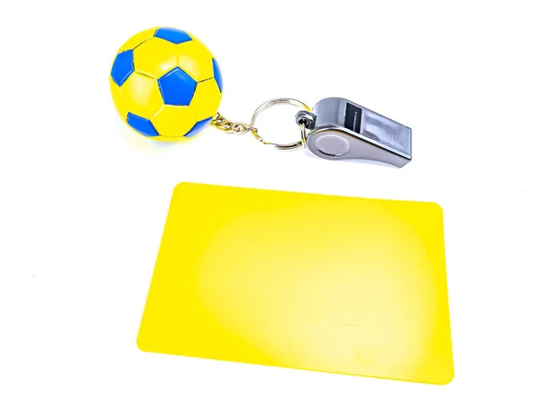 Pallone da calcio e fischietto arbitro con carte su sfondo bianco . — Foto Stock