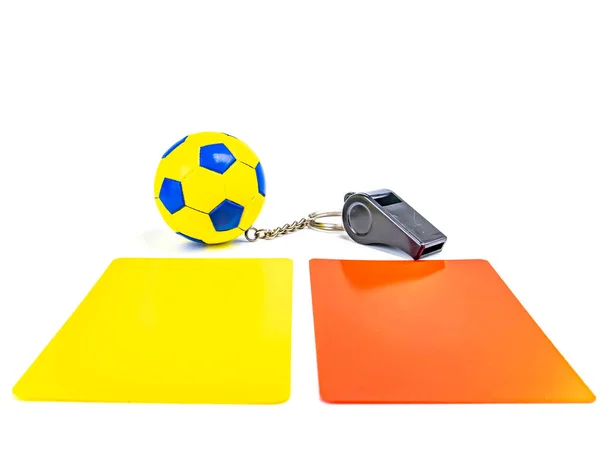 Футбольный мяч и свисток судьи с карточками на белом фоне . — стоковое фото