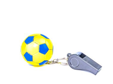 Futbol topu ve hakemin düdüğü beyaz arka planda.