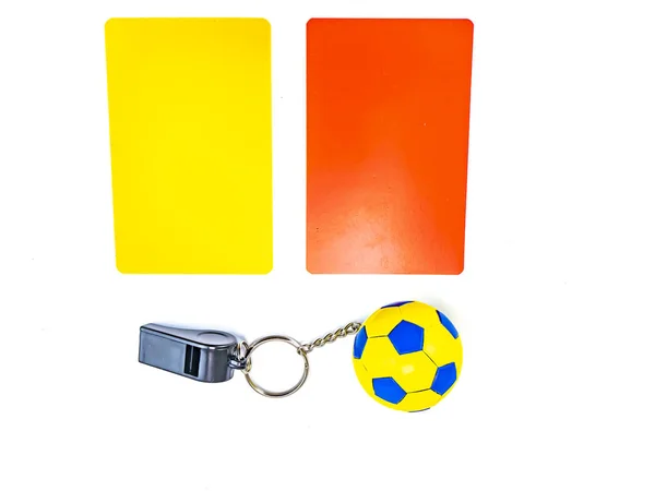 Pallone da calcio e fischietto arbitro con carte su sfondo bianco . — Foto Stock