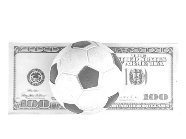 Bola de futebol e dinheiro em um fundo branco . — Fotografia de Stock