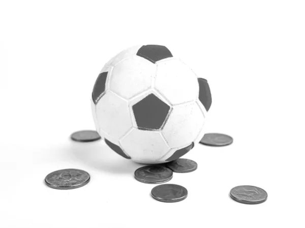 Футбольный мяч и деньги на белом фоне . — стоковое фото