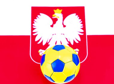 Polonya bayrağının arka planında futbol topu.