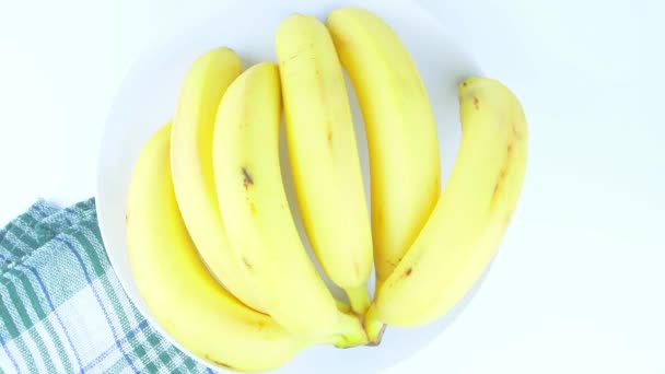 Bananas Uma Chapa Fundo Branco Comida Fruta Vídeo — Vídeo de Stock