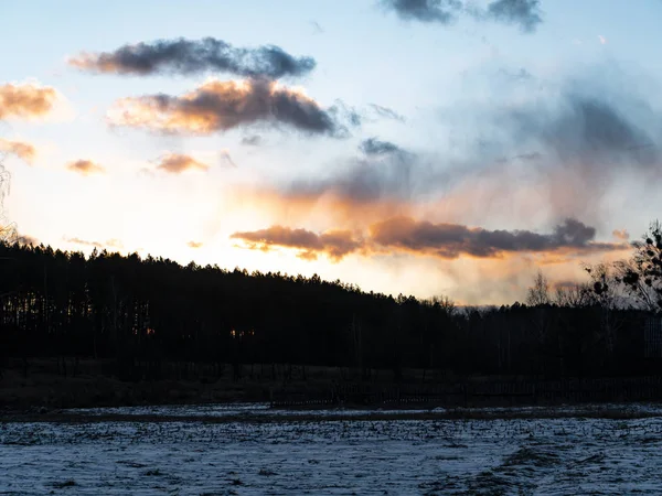 Puesta de sol en las nubes sobre el horizonte del bosque . —  Fotos de Stock