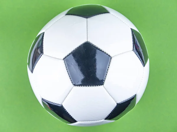 Футбольный мяч на зеленом фоне . — стоковое фото
