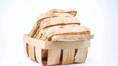 Beyaz arka planda dilimlenmiş ekmek. Keten tohumu. Ekmek günü. Yemek fotoğrafı. Mesaj atılacak yerler. Arkaplan resmi.