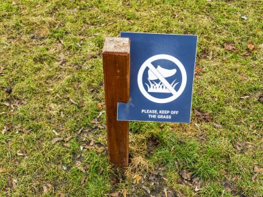 Kamu parkında davranış kuralları hakkında çimlere basılmaması için bir işaret. Arkaplan resmi. Bir yer. mesaj için. Spor ayakkabıları..