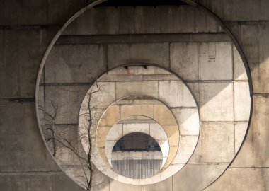 Güçlendirilmiş beton köprü rıhtımlarında yuvarlak açıklıklar. Daireler. Teknoloji. Karşıya geçiyorum. Mesaj için yer. Soyutlama. Arkaplan resmi.