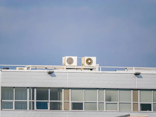 工業ビルの屋根の上のエアコン 分割システムだ 気候機器 空調の修理 テキスト用の場所 背景画像 — ストック写真