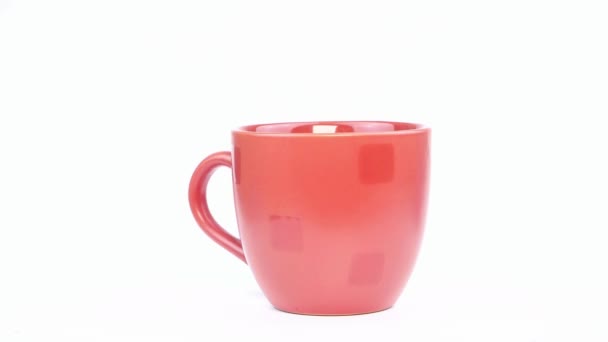 Taza Gira Sobre Fondo Blanco Utensilios Vídeo — Vídeos de Stock