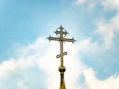 Ortodoks kilisesi mavi gökyüzünün arka planında bulutlarla kesişiyor. Paskalya. Noel zamanı. Mesaj için yer. Arkaplan resmi. Din.