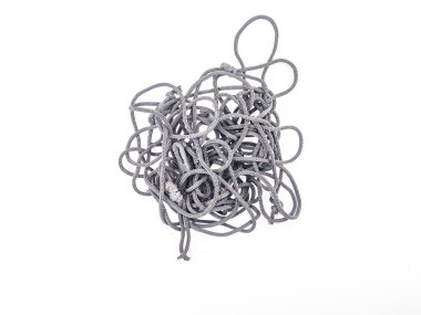 Beyaz bir zemin üzerinde düğüm olan ayakkabı bağcıkları. Kordon. İp. Mesaj için yer. Arkaplan resmi.