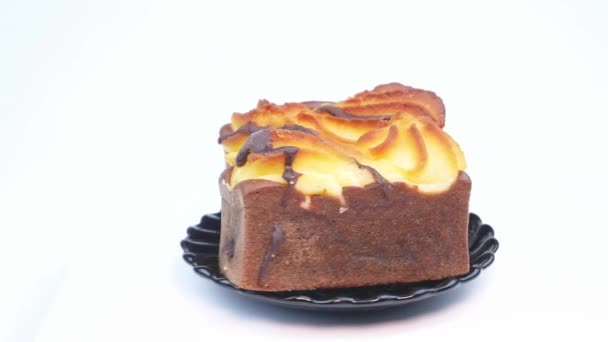 Gâteau Crème Dans Une Assiette Sur Fond Blanc Nourriture Vidéo — Video