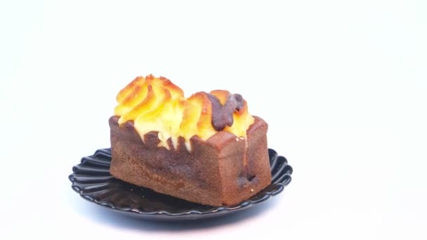 Crèmecake Een Bord Een Witte Achtergrond Eten Een Video Plaats — Stockvideo