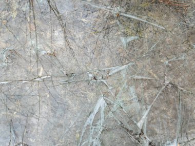 Cam yüzey küçük parçalara ayrılmış..