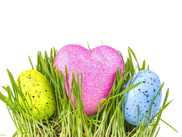 Barevné Velikonoční Vejce Srdce Zelené Trávě Bílém Pozadí Velikonoce Náboženství — Stock fotografie