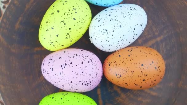 五彩缤纷的复活节彩蛋放在盘子里 宗教节日 背景图像 — 图库视频影像