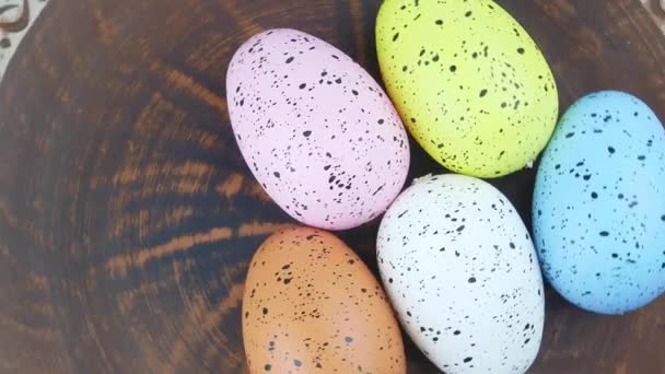 Цветные Праздничные Пасхальные Яйца Тарелке Праздник Религии Фоновое Изображение Видео — стоковое видео