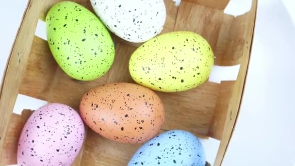 Oeufs Pâques Colorés Sur Fond Blanc Fête Religieuse Vidéo — Video