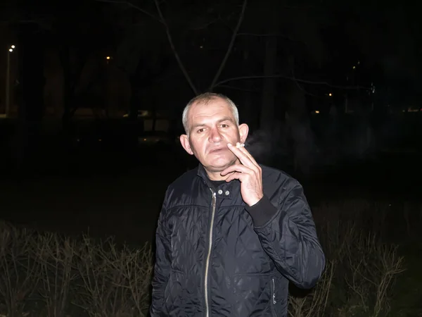 Чоловік Сірим Волоссям Курить Цигарку Вночі Вулиці Люди Фонове Зображення — стокове фото