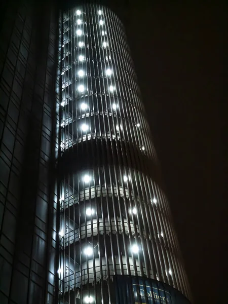 Noční Osvětlení Vysoké Obchodní Budovy Obrázek Pozadí Místo Pro Text — Stock fotografie