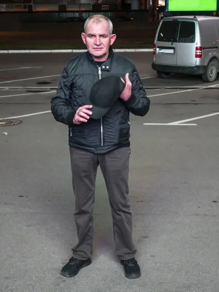 Hombre Con Una Gorra Béisbol Sus Manos Por Noche Calle — Foto de Stock