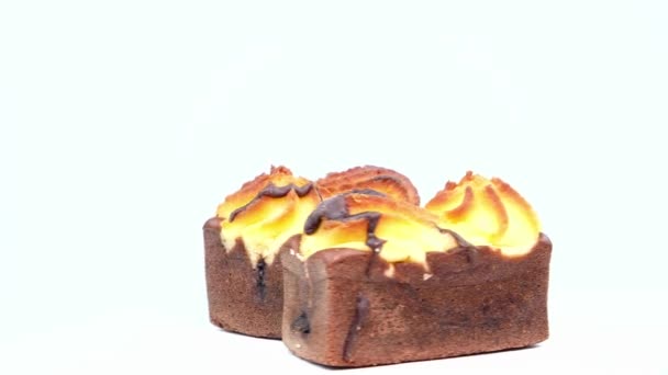 Torta Cioccolato Con Crema Sfondo Bianco Cibo Video Torta Natalizia — Video Stock