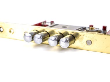 Kapı kilidi beyaz arka planda parçalanmış. - Güvenlik. - Güvenlik. Mesaj için yer. Teknoloji.