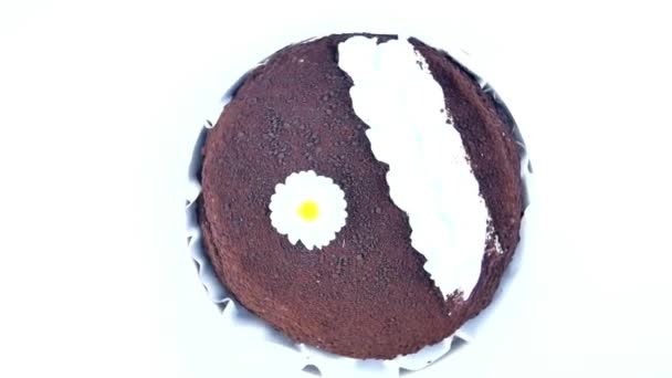 Beyaz Krema Çiçekli Çikolatalı Pasta Anneler Günü Doğum Günü Sevgililer — Stok video