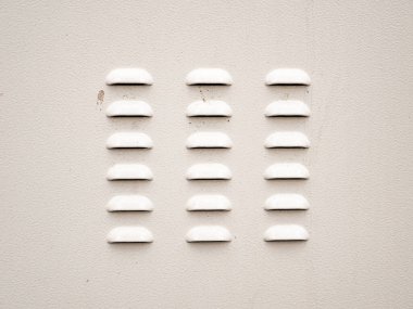 Havalandırmalı beyaz boyalı yüzey dokusu. Mesaj için yer. Şablon.