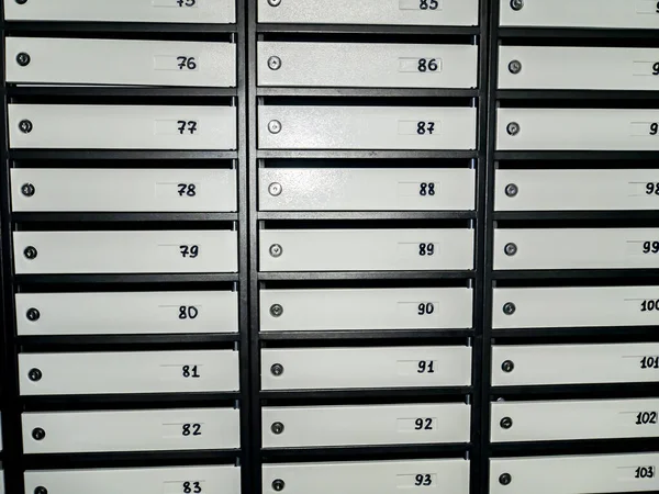 Çinde Numaralar Olan Posta Kutuları Bir Apartmanda Mesaj Için Yer — Stok fotoğraf