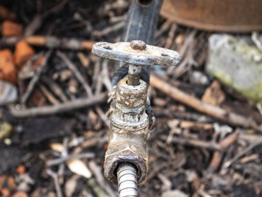 Metal vanalı eski musluk musluğu. Ekipman. Tesisat işi. Su borusu tamiri. Tesisatçı. Mesaj için yer. Arkaplan resmi.